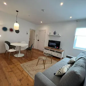 Peaceful 1br With Shared Terrace At The Nook , Gibraltar Gibraltar
